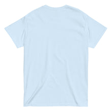 Load image into Gallery viewer, Light blue t-shirt featuring minimalist line drawings of clams (achivades) and sea snails, with the phrase 'I know what the sea whispers' printed on the front.