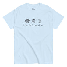 Load image into Gallery viewer, Light blue t-shirt featuring minimalist line drawings of clams (achivades) and sea snails, with the phrase &#39;I know what the sea whispers&#39; printed on the front.
